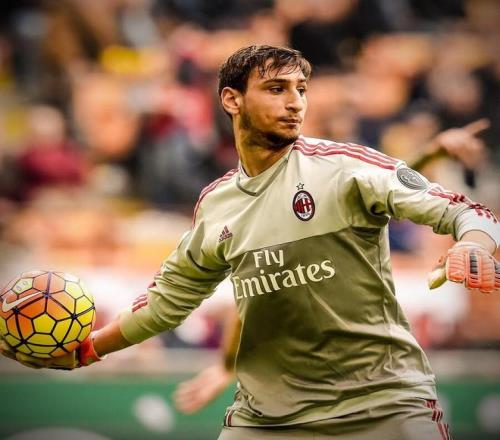 康宁汉姆在比赛的上半场展现出了极高的竞技状态（康宁汉姆上半场火热发挥，状态极佳）