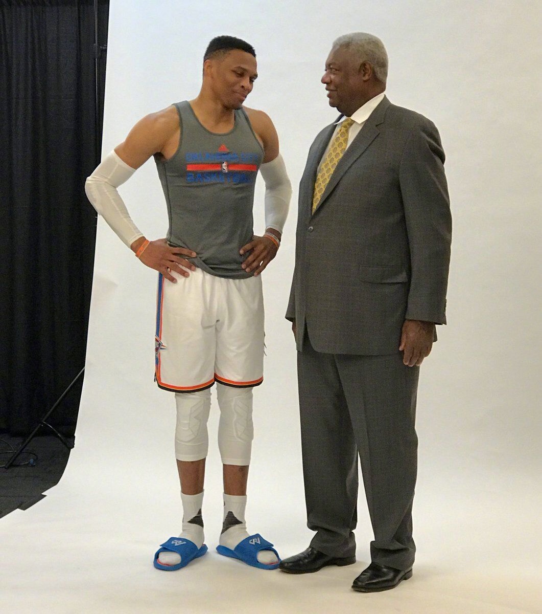 李嗣镕姐弟俩观战足协杯决赛，姐姐晒明媚穿搭，与张稀哲合影（足协杯决赛现场：李嗣镕姐弟看台现身，姐姐晒清新穿搭并与张稀哲合影）