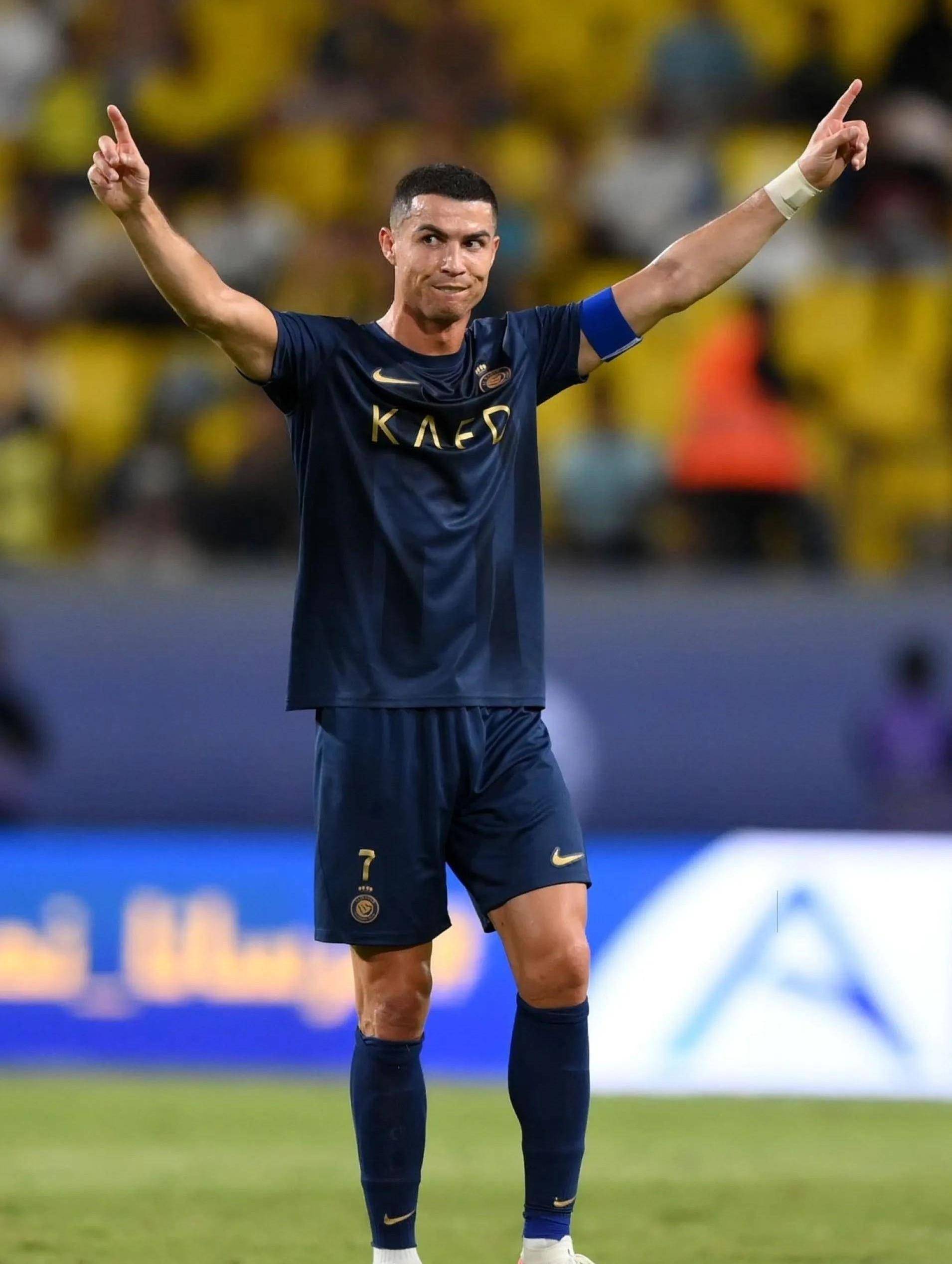 荣耀时刻，网球名将阿尔卡拉斯为迈阿密颁发美职联东部冠军奖杯（荣耀加冕：阿尔卡拉斯为迈阿密颁发美职联东部冠军奖杯）