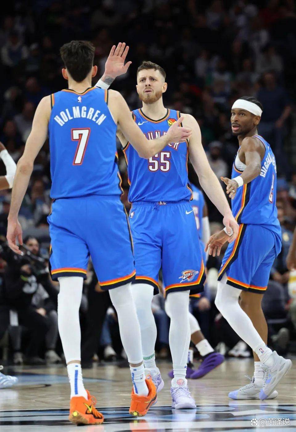 传闻：曼联和米兰球探现场考察18岁雷恩高中锋梅特（据称曼联与米兰派球探现场考察雷恩18岁中锋梅特）