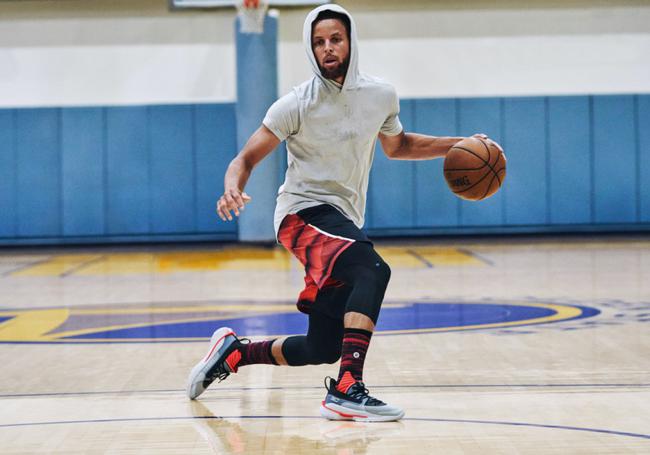 杰伦·布朗：我的发际线粉叫冠军印记 你们粘上应该感谢我（杰伦·布朗笑言：我头上彩屑是冠军印记，你们沾上还得感谢我）