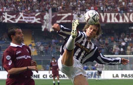 足球欧冠裁判组遭强烈质疑，争议球镜头热议不断（欧冠裁判组陷入争议风波，判罚画面引发热议）