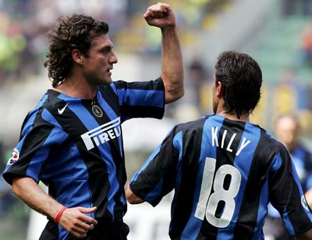 曼联、利物浦近五轮各1胜，英超积分榜曼联积22分，领先利物浦。（曼联利物浦近五轮各仅一胜，英超积分曼联22分暂压利物浦）