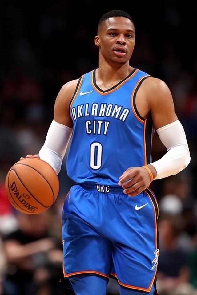 姆巴佩将带着一根手指骨折比赛，他的坚韧精神点燃球迷热情（姆巴佩手指骨折仍将出战，顽强斗志点燃球迷激情）