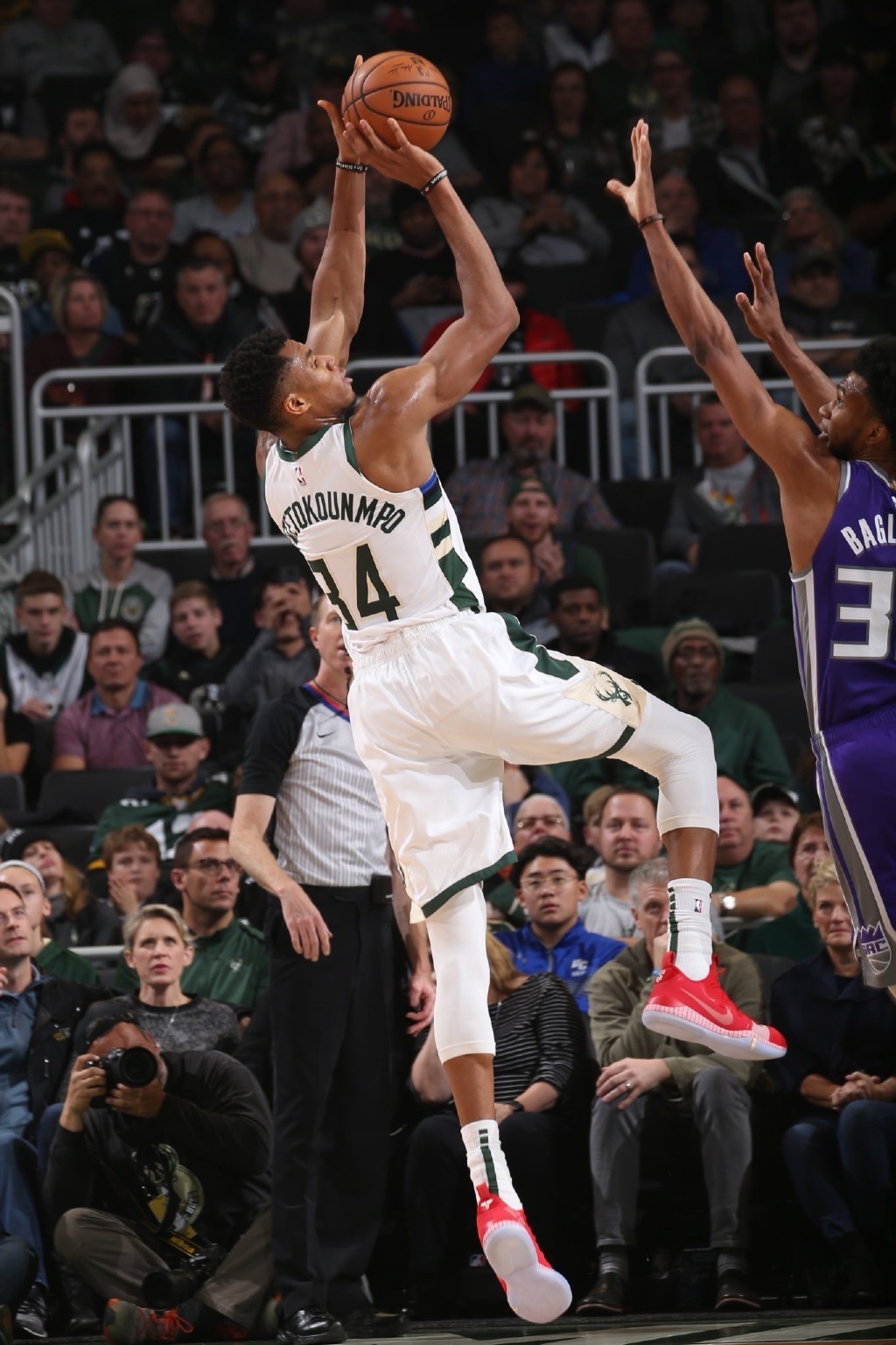 攻入里昂队史欧战第500球，托利索上演职业生涯首次帽子戏法（托利索打进里昂欧战队史第500球，职业生涯首次戴帽）