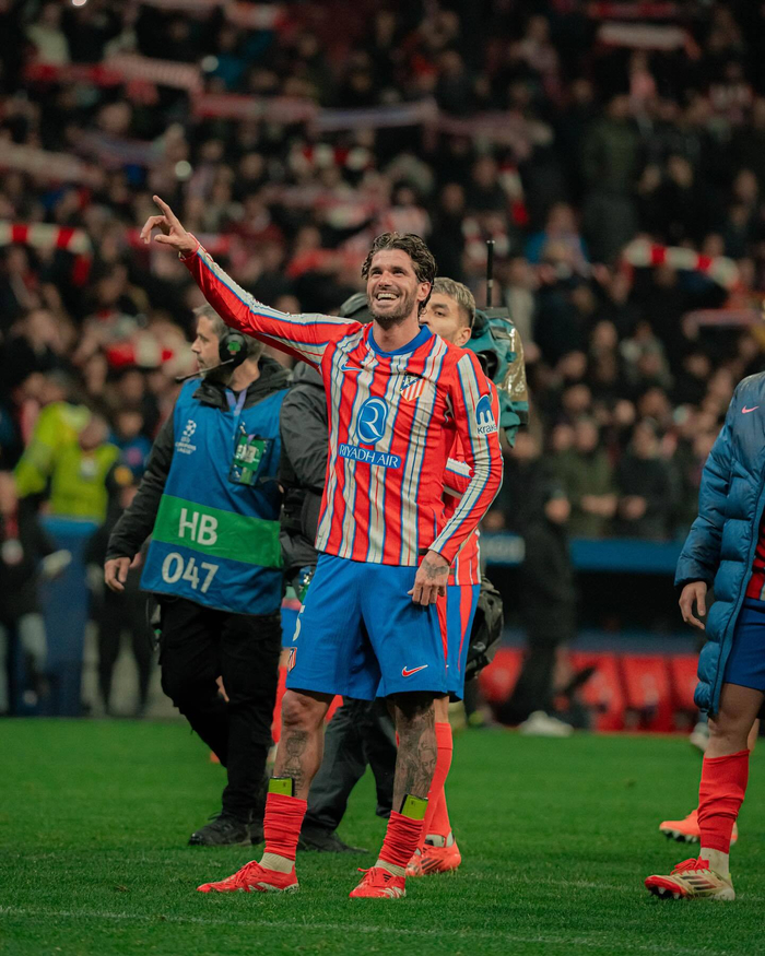 拜仁慕尼黑莱万多夫斯基帽子戏法（莱万多夫斯基为拜仁上演帽子戏法）