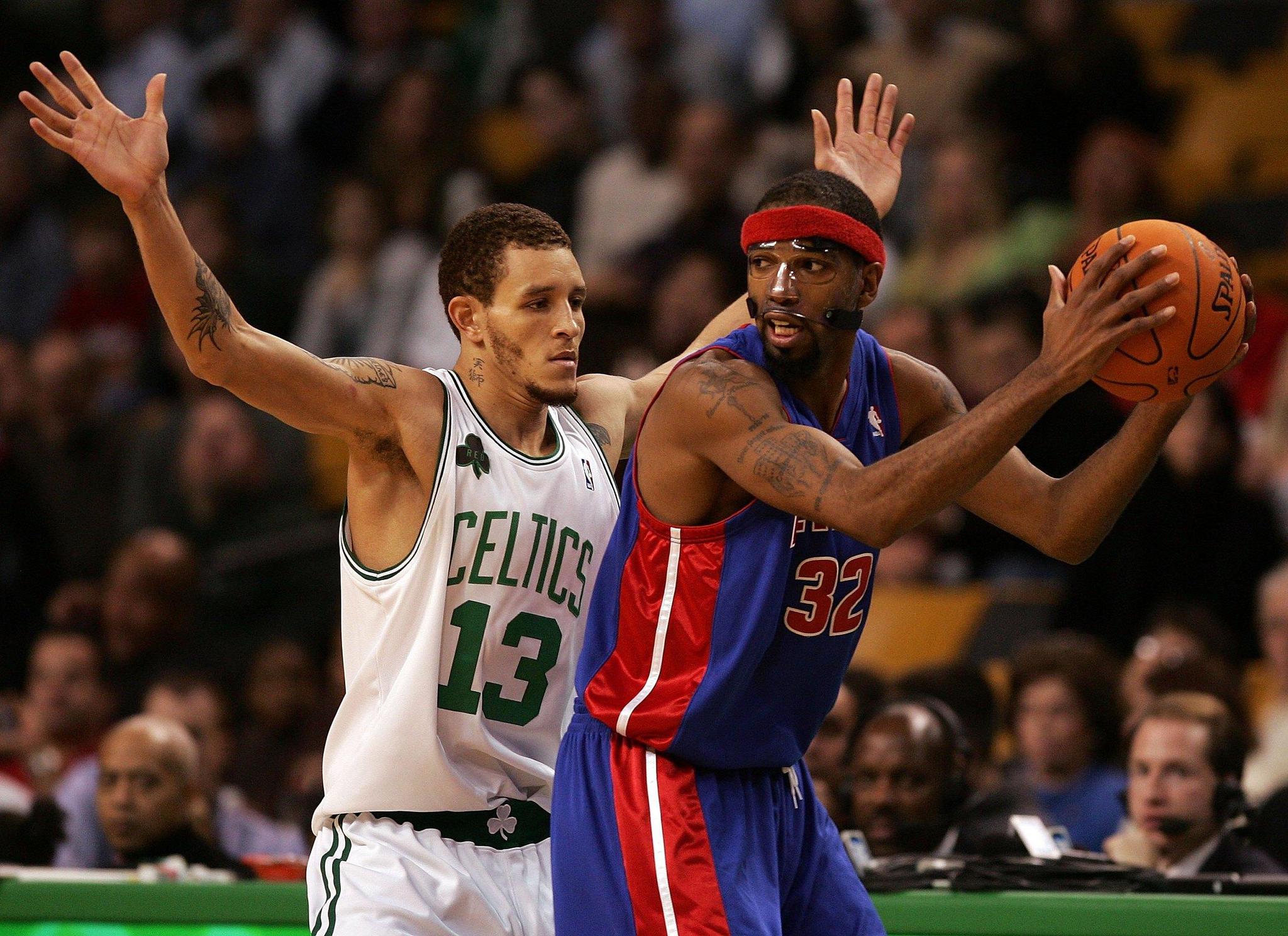 浓眉：弗拉格在琢磨如何在高压下打好球，把球稳稳传给队友（浓眉：弗拉格正琢磨如何在高压下发挥，把球稳稳地传给队友）