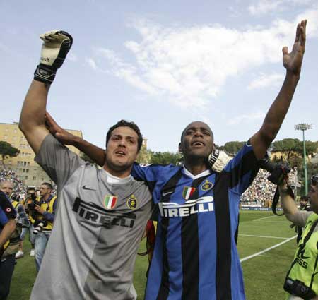 如入无人之境！郭昊文假动作晃开协防人 梯云纵双手脆扣潇洒飘逸（无人可挡！郭昊文假动作甩开协防，凌空双手暴扣，潇洒飘逸）