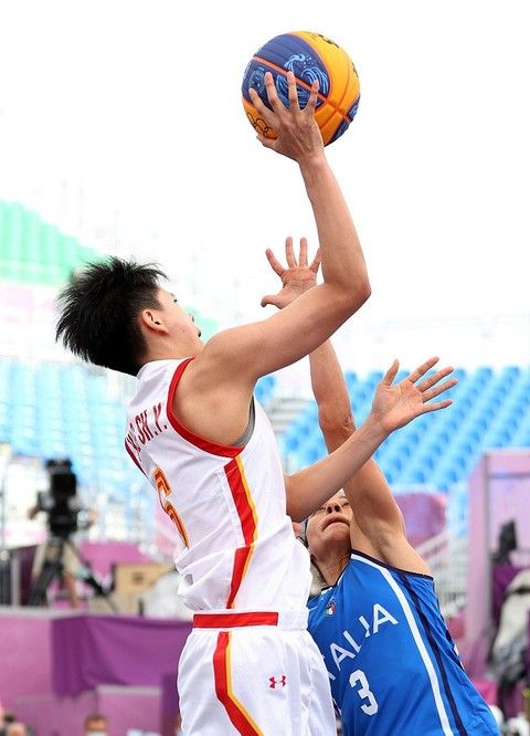 英超：曼联客场2-1击败莱斯特城（英超-曼联客场2-1战胜莱斯特城）