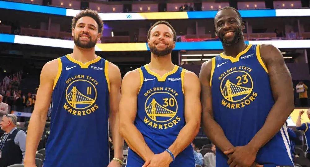 篮球湖人球迷为球队准备应援物（湖人球迷为主队筹备应援物资）