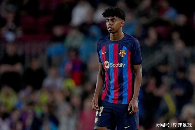 媒体人：是否可以开始考虑把库里送去黄蜂？用三球加几个选秀权换（媒体人热议：库里是否该被交易到黄蜂？用三球加数个选秀权换）