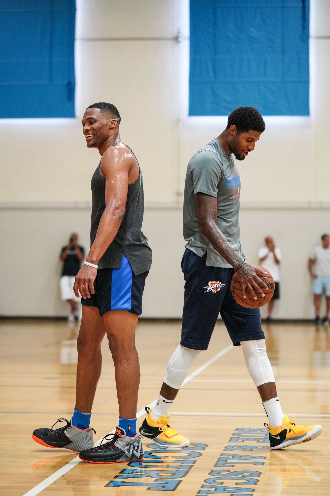 舒适区！湖人火箭乱战球权不断转换 管泽元专业解说杨毅都表示佩服（湖人火箭鏖战球权频繁易手，管泽元专业解说获杨毅佩服）