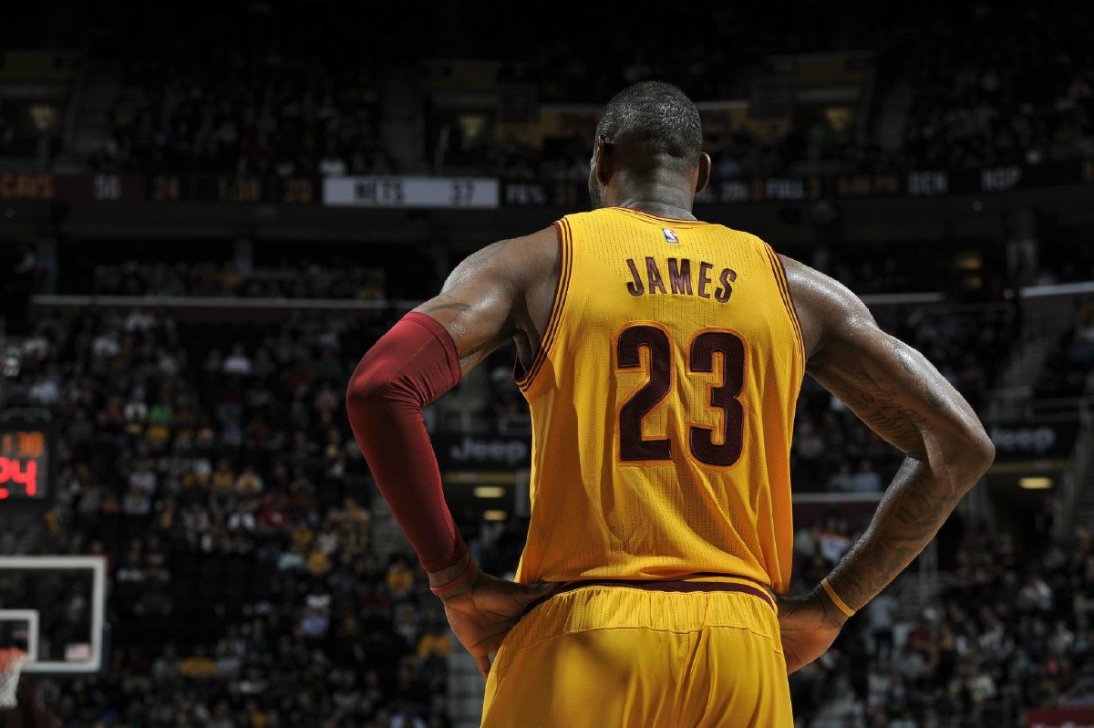 他真把足球踢成艺术了（他用脚步谱写足球的艺术）