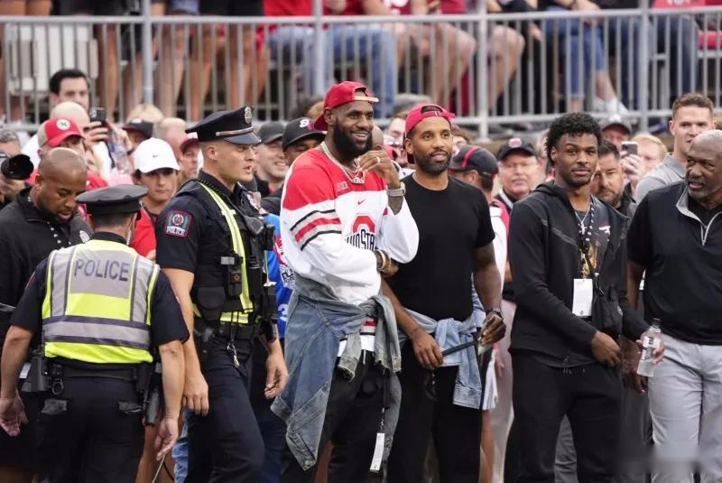 NBA球员数据统计：助攻、得分、篮板排行,（NBA球员排行榜：得分、助攻与篮板数据一览）