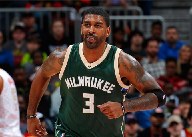 一箭穿心！林秉圣带球推进到前场 转身顶开防守出手压哨三分命中（林秉圣推进前场转身硬扛防守，压哨三分穿网而过）