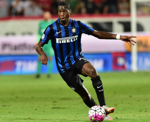 亚泰为客场全勤球迷颁发纪念证书，谭龙、徐浩峰等人参与颁奖（谭龙、徐浩峰等为亚泰客场全勤球迷颁发纪念证书）