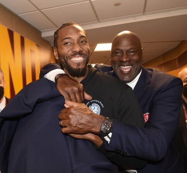 巴萨主席拉波尔塔圣诞晚宴展现亲和力 球队领跑西甲前景光明（拉波尔塔圣诞宴上亲和尽显 巴萨领跑西甲前景可期）