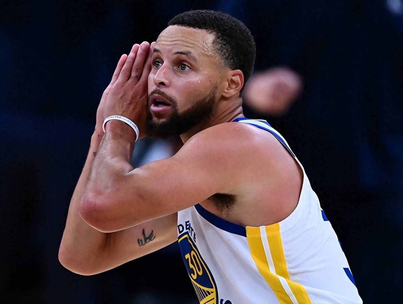 东契奇22场比赛领到8次技犯，仅次于狄龙的9次（东契奇22场累计8次技犯，仅次于狄龙的9次）