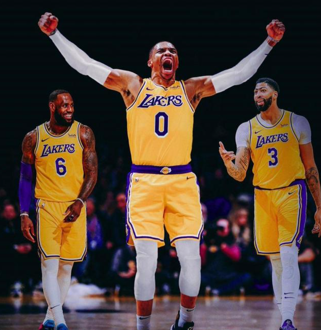 状态出色！狄龙半场16中8轰20分4板（手感火热！狄龙半场16投8中砍下20分4篮板）