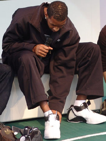 尤文图斯因弗拉霍维奇伤势和薪资问题，被迫考虑续约，但转会市场无明显替代人选，形势艰难。（弗拉霍维奇伤情叠加高薪掣肘，尤文被动推进续约，转会市场无合适替身，局势严峻）