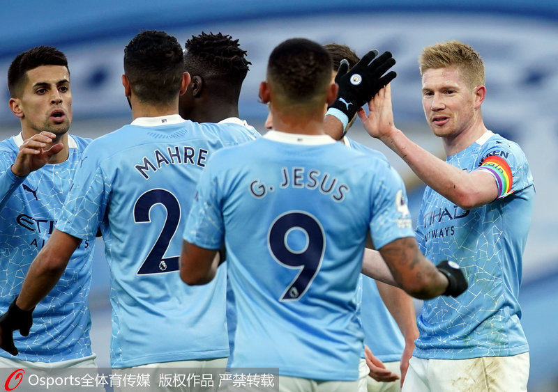 湖人詹姆斯关键三分锁定胜利（詹姆斯命中关键三分助湖人锁定胜局）