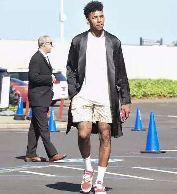 自贡一女士购买川超门票被骗，陆续转账13万余元（自贡女子购川超门票遭诈骗，先后转出13万多元）